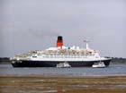  QE2 Flanked By Wight Scene And Ocean Scene